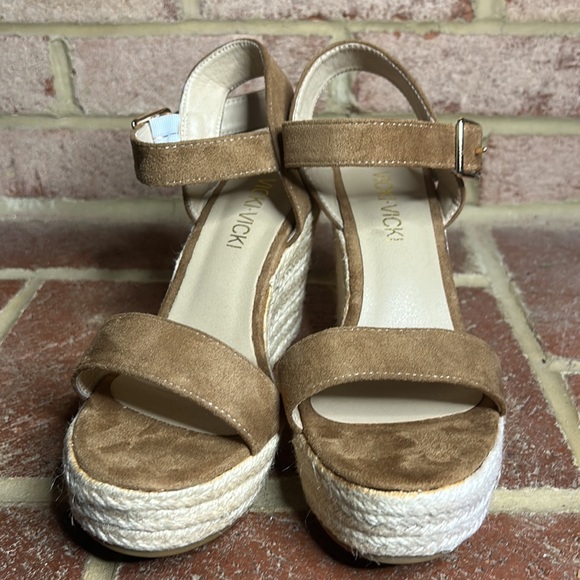 Vicki Vicki Tan Wedges - Picture 2 of 5